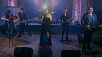 Photo d'un concert live d'un groupe mixte