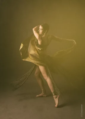 Photo d'une jeune femme en train de danser