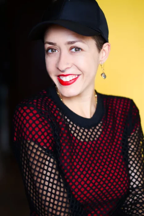 Photo d'une jeune femme souriante avec une casquette
