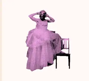 Photo sur fond blanc d'une femme en robe avec un casque médiéval sur la tête et un pied appuyé sur une chaise