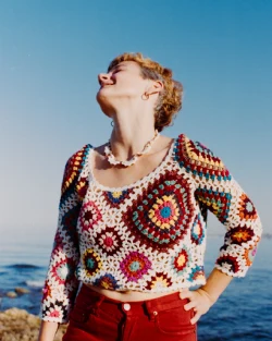 Photo d'une femme en plan taille avec la mer sur le fond