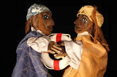 Deux marionnettes sur un fond noir