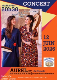 Deux femmes avec des instruments de musique à la main se regardent en souriant