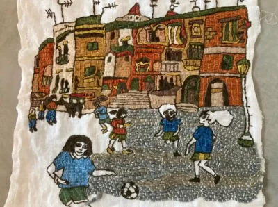 Tapisserie représentant des enfants qui jouent sur la place d'une ville