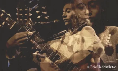 Deux photos superposées, couleur sépia, d'une musicienne en train de jouer sa guitare