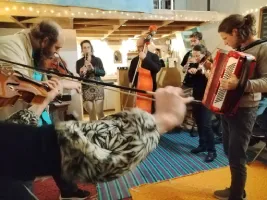 Un groupe de personnes en train de jouer des instruments de musique dans une salle